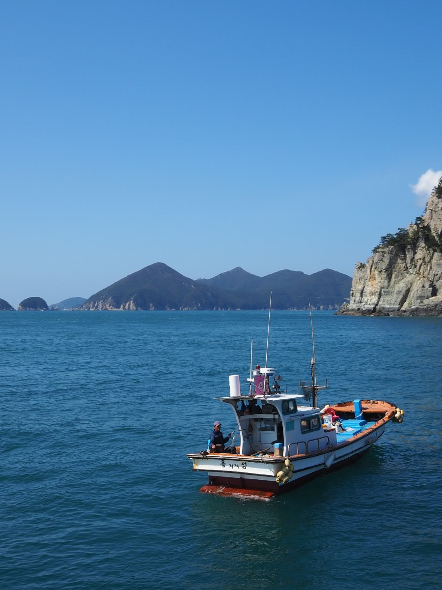 คอเจ (Geoje) เมืองสีฟ้า กลุ่มคนเสื้อเทา บนเกาะเหงาใต้คาบสมุทรเกาหลี